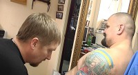 Василь Вірастюк робить татуювання