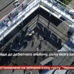 Камеру встановлено на зніманні кліпу гурту ЧерноеБелое