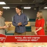 Вадим Олійник збирає конструктор «Ugears»