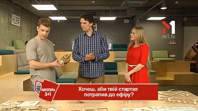 Вадим Олійник збирає конструктор «Ugears»