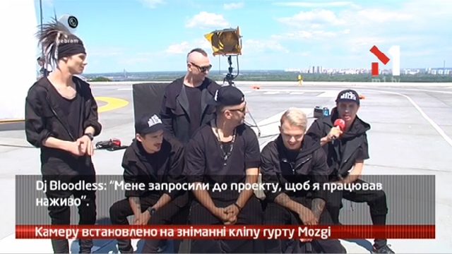 Камеру встановлено на зніманні кліпу гурту Mozgi