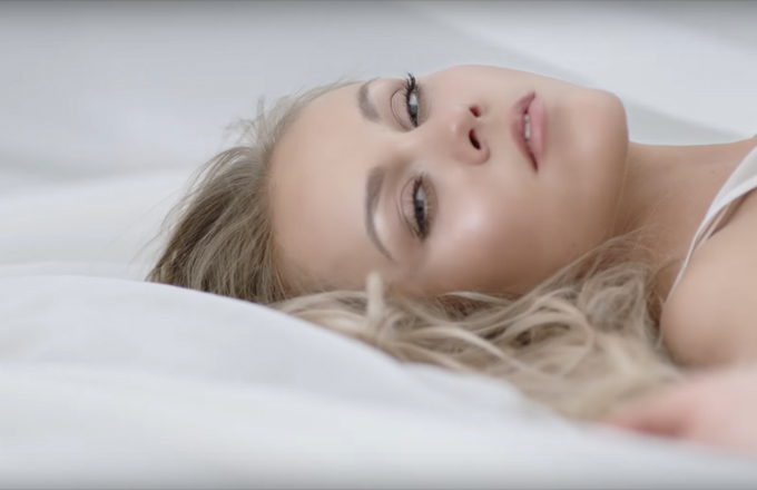 На фоні Париж