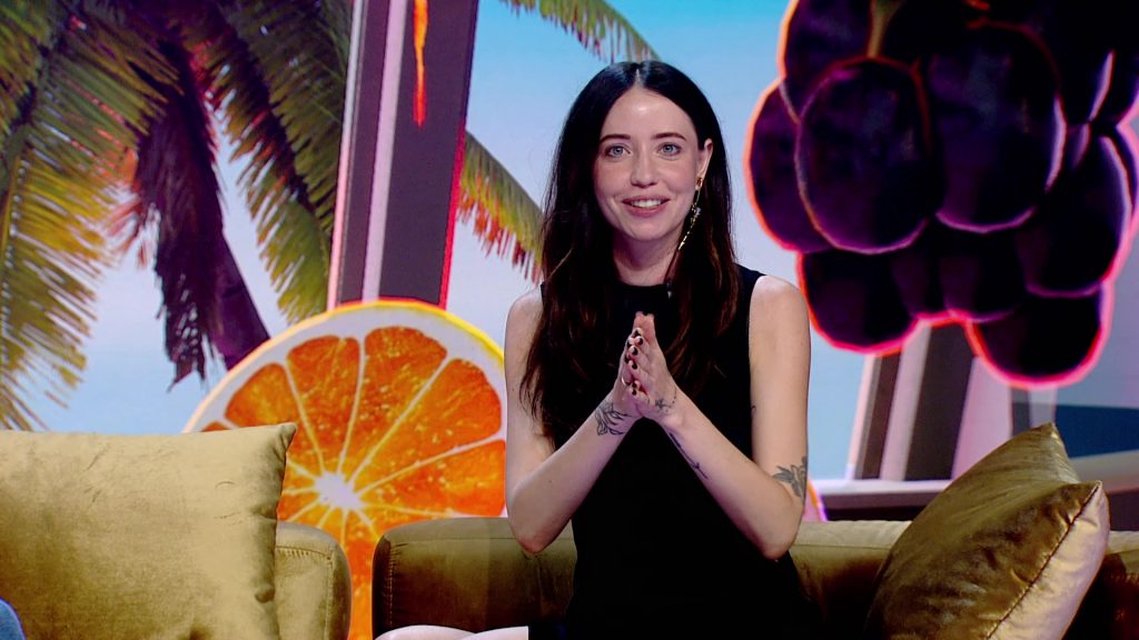 DOROFEEVA розповіла про найскладнішу зйомку в житті, тріщини в колінах та викинуті пісні