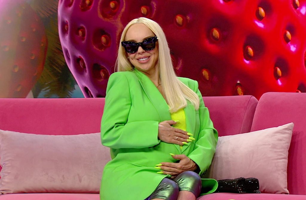 СолоХа на восьмому місяці вагітності презентувала новий кліп