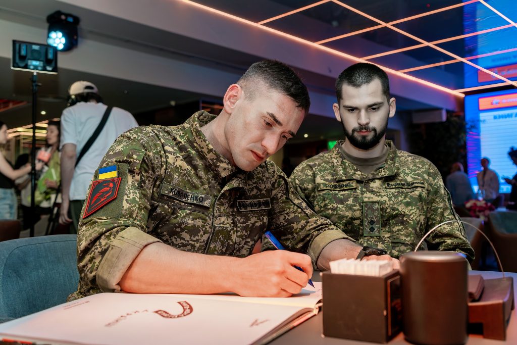 «Читай серцем»: Зірки прочитали вірші заради підтримки Нацгвардії