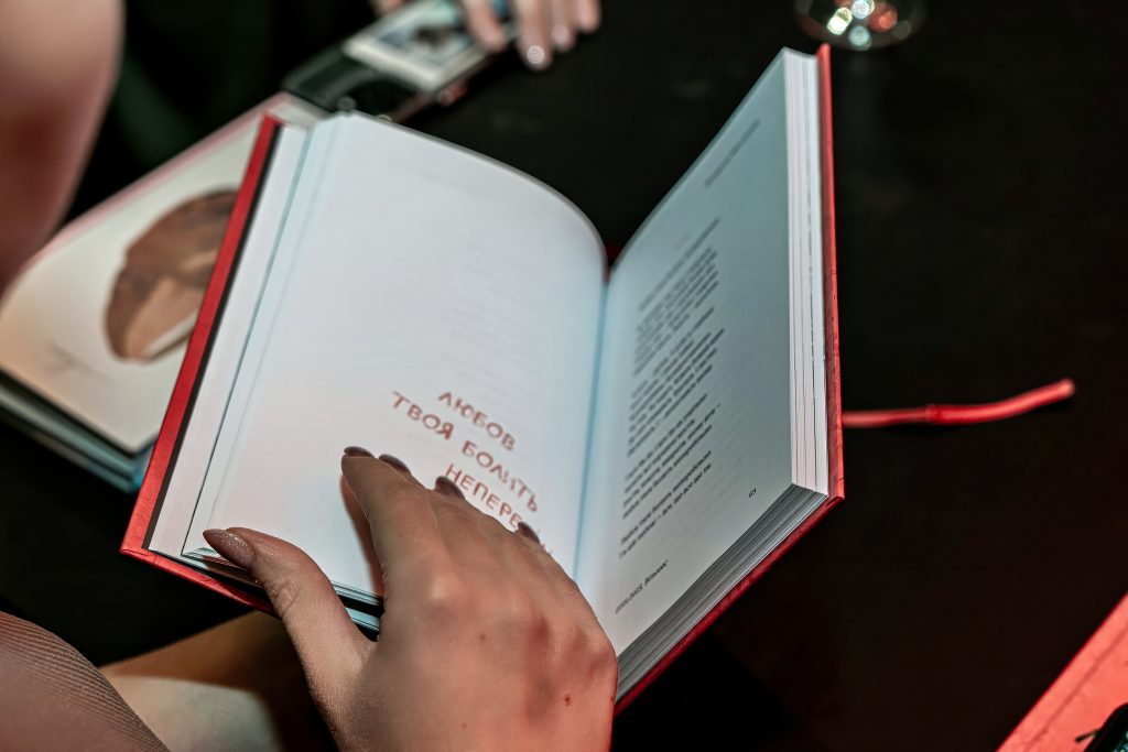 Присвята ADAM та дебют суперфіналіста «Голосу Країни» — як прийшов благодійний літературний вечір